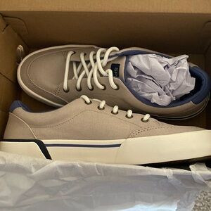 Brand new boys Sperry tennis shoes size 4